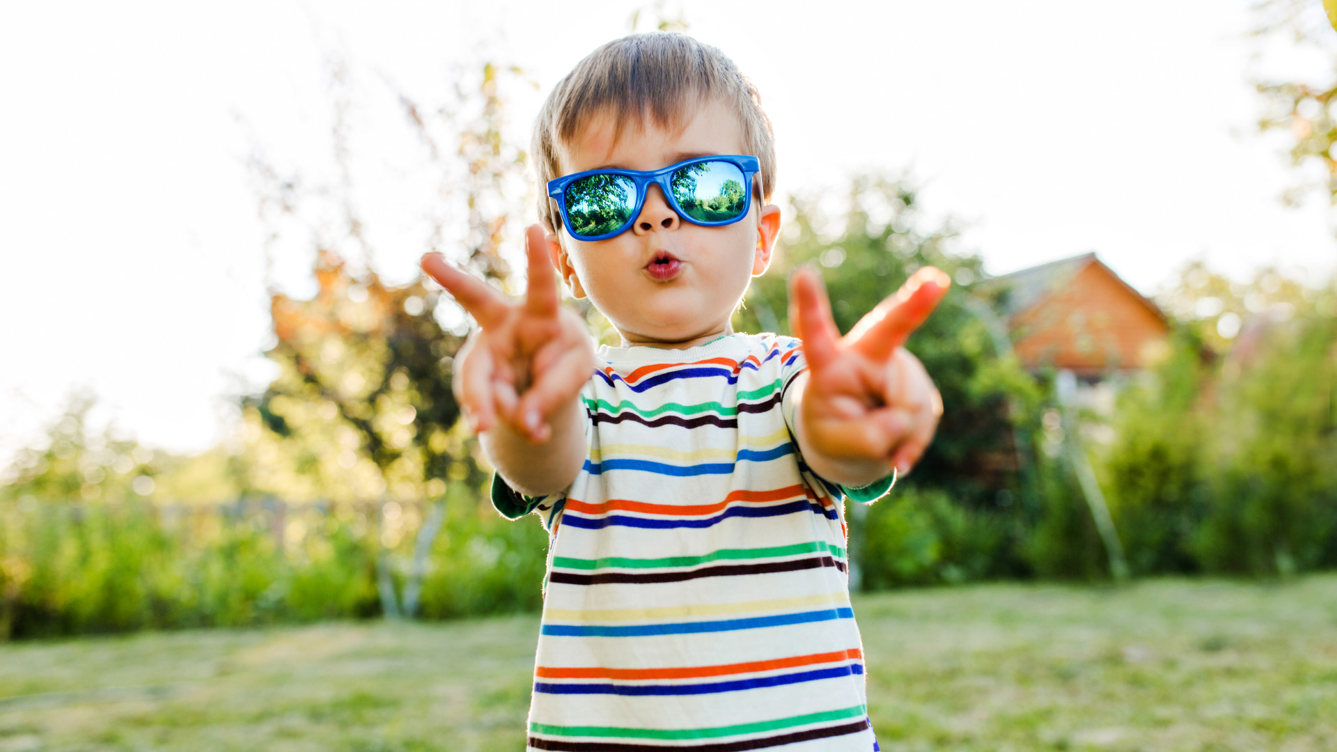 Cristallin, rétine : pourquoi l’œil d’un enfant est plus vulnérable que celui d’un adulte, et le rôle des lunettes de soleil